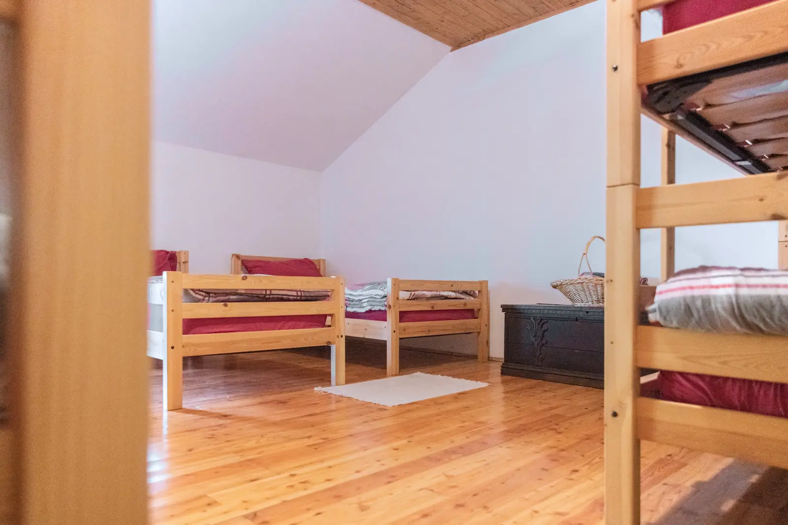 Camera accogliente con dettagli in legno
