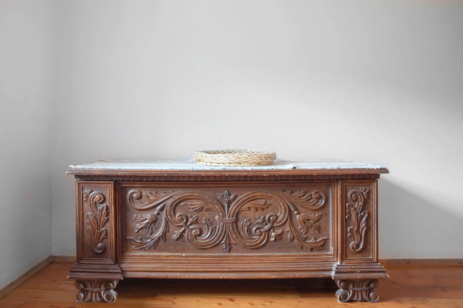 Dettaglio degli arredi in legno delle camere
