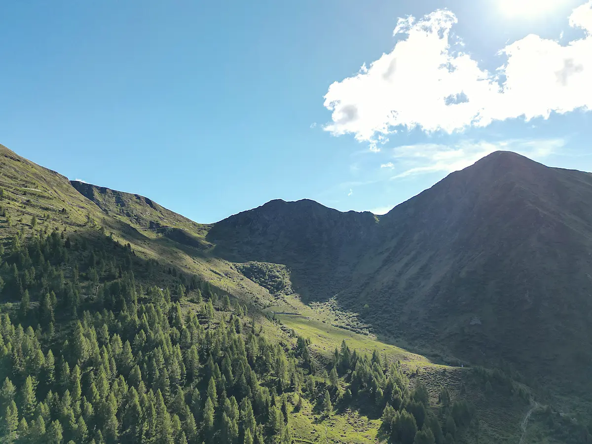 Montagne panoramiche viste dalla malga