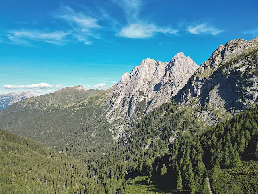 Escursionisti sui sentieri di montagna