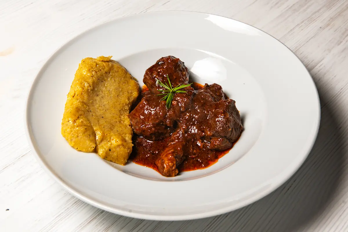 Ricetta tipica preparata con ingredienti locali