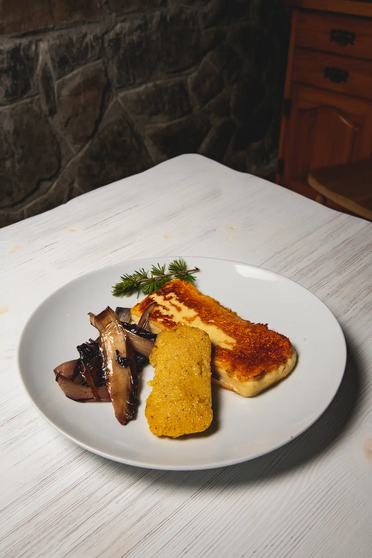 Piatto della cucina tradizionale servito alla Malga Morareto