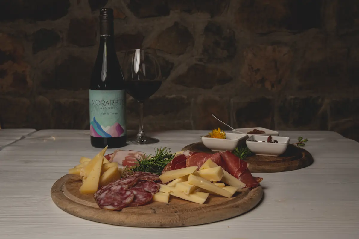 Tagliere con salumi e formaggi tipici del territorio