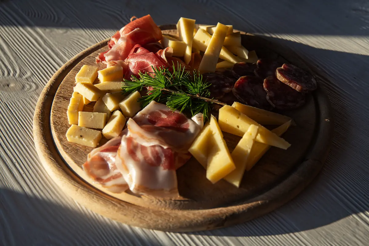 Tagliere con prodotti locali e formaggi tipici