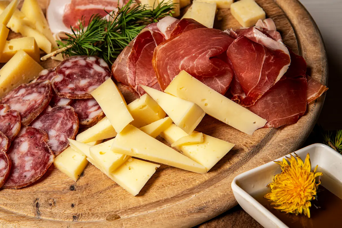 Selezione di salumi e formaggi della montagna friulana